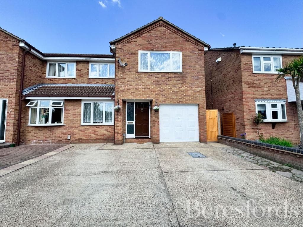 Ilfracombe Crescent, Hornchurch, RM12 - Image 1