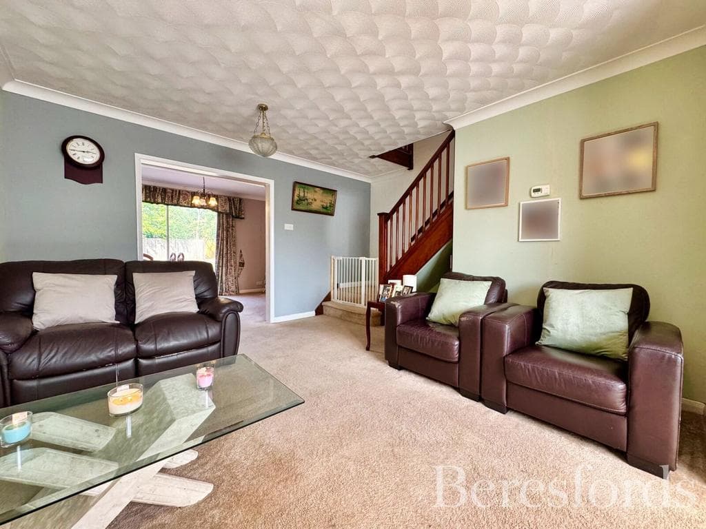 Ilfracombe Crescent, Hornchurch, RM12 - Image 2