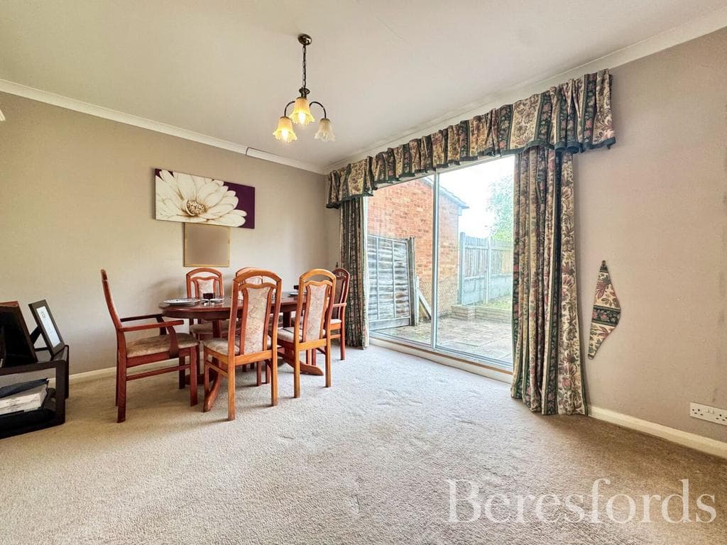 Ilfracombe Crescent, Hornchurch, RM12 - Image 4