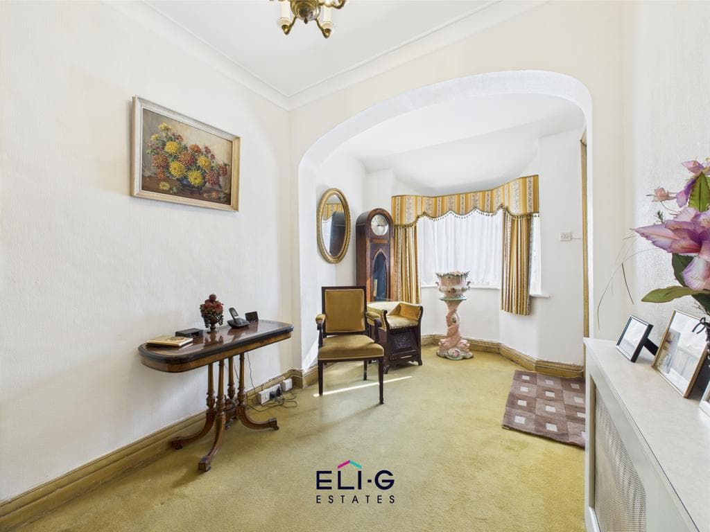 Brookside Road, NW11 - Image 2