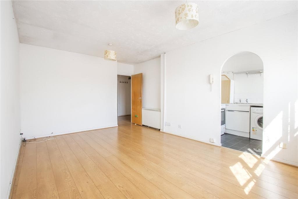Somerset Gardens, London, N17 - Image 2