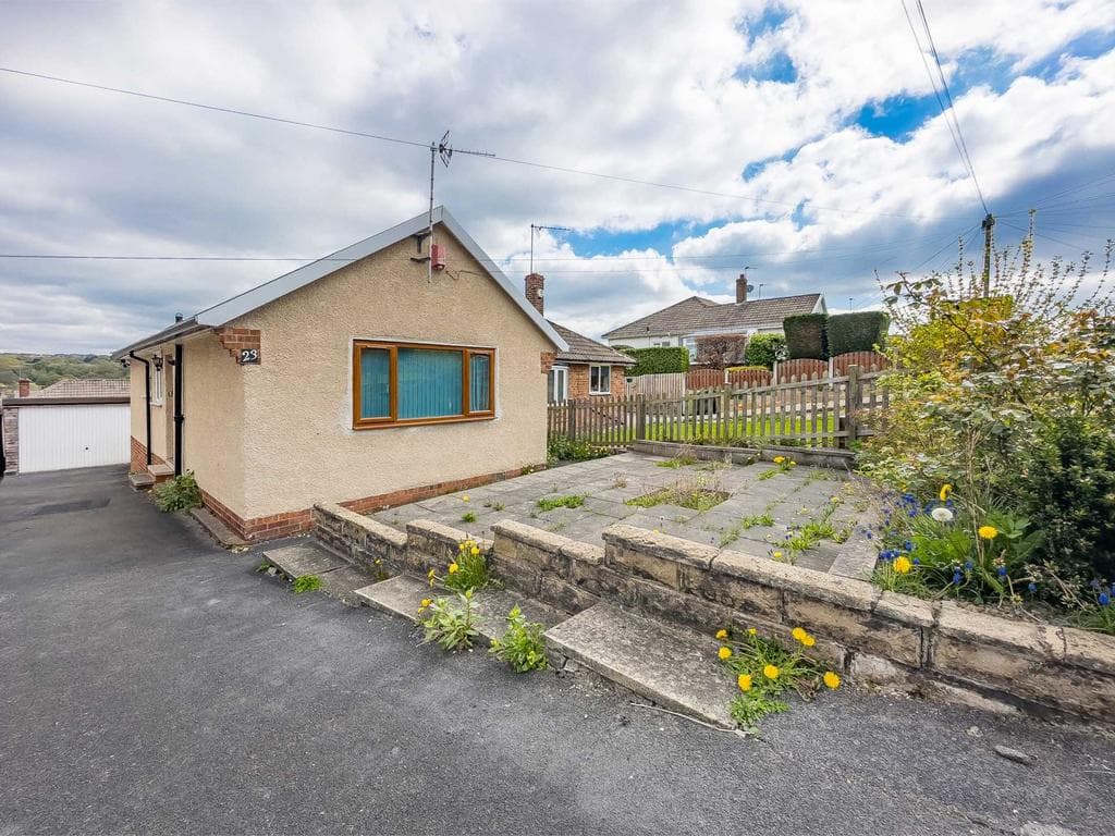 View property at Pyenot Gardens, Cleckheaton