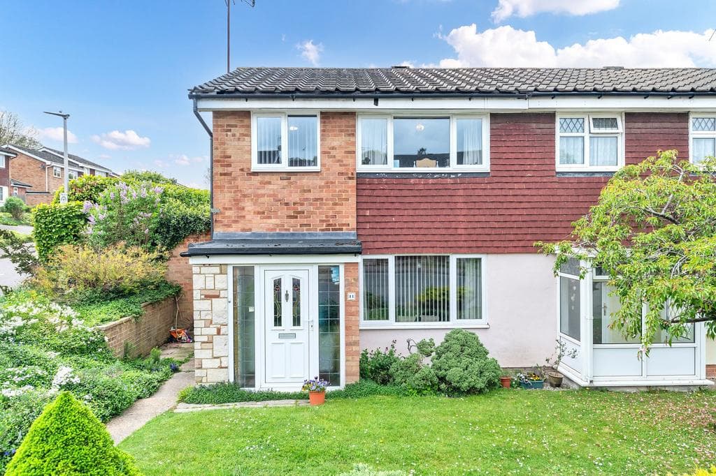 Valley Rise, Royston SG8 - Image 1