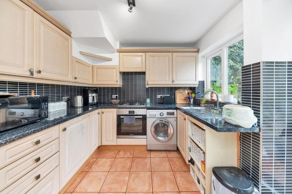 Valley Rise, Royston SG8 - Image 2