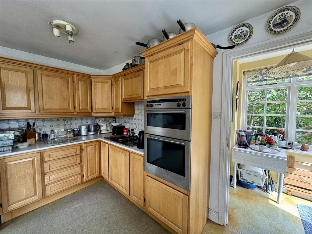 Crookham Road, Fleet GU51 - Image 2