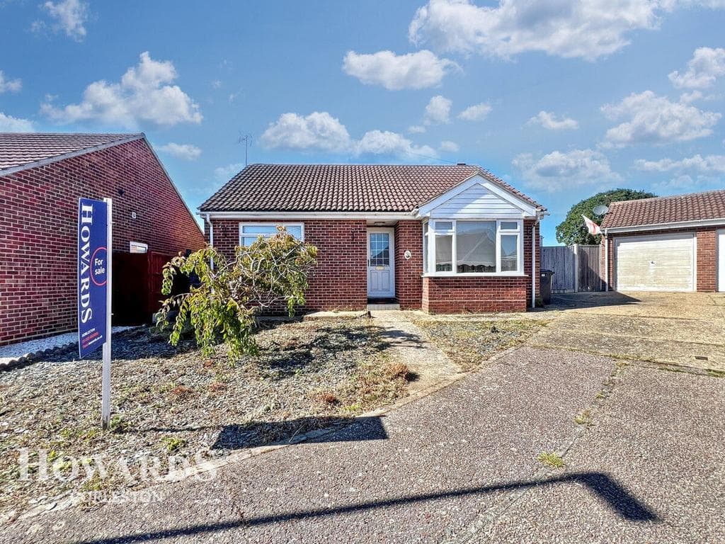 View property at Noel Close, Hopton