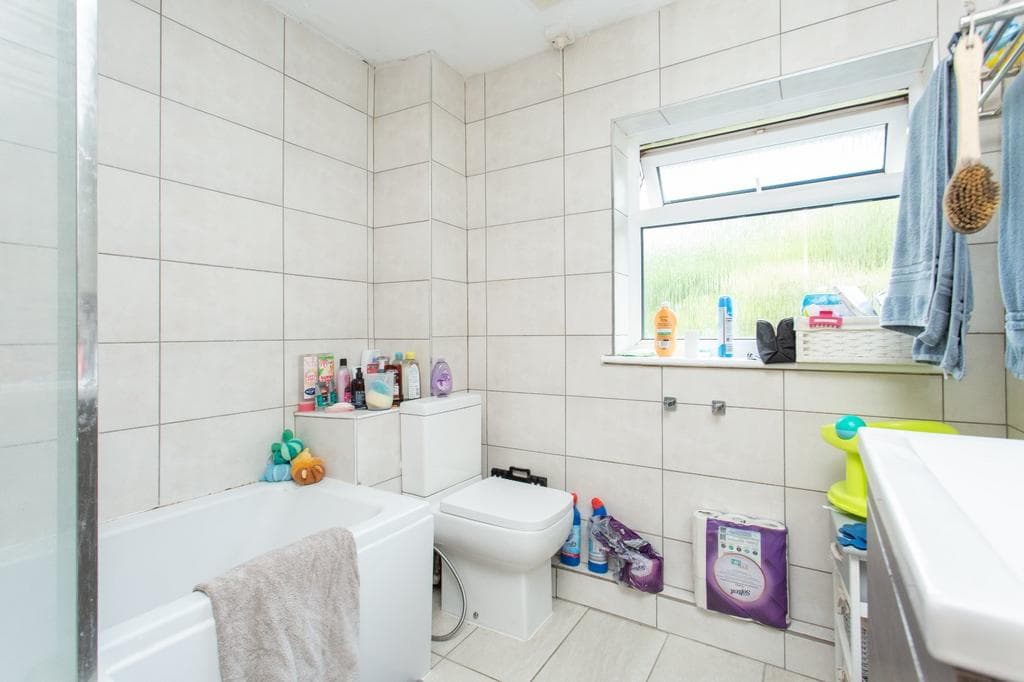 Tenterden Drive, Canterbury, Kent, CT2 - Image 5