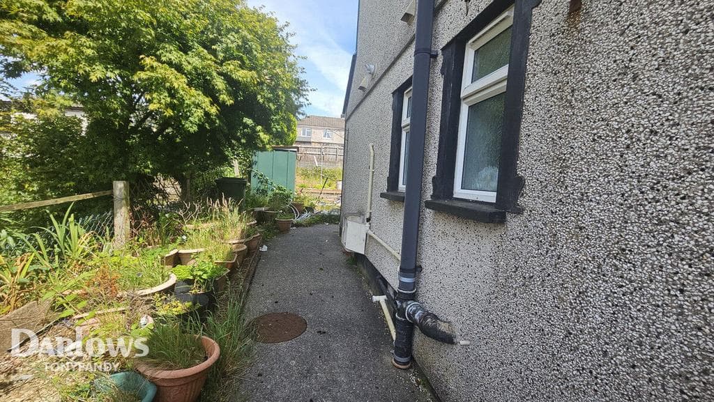 View property at Heol Waun, Tonyrefail, Porth CF39