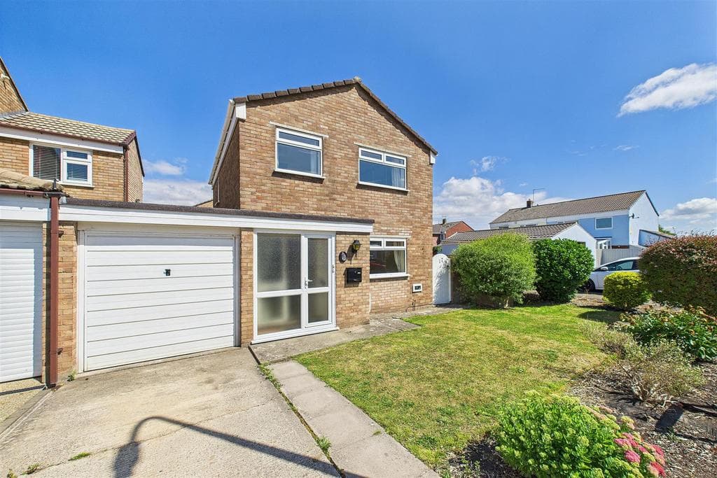 View property at Spacious corner plot home in central Clevedon