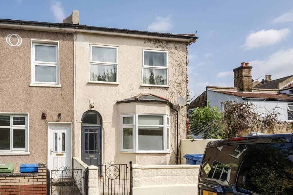View property at Crewys Road, London