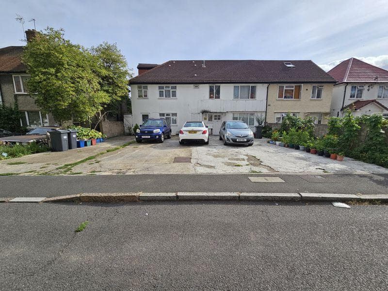 St. Leonards Gardens, Hounslow, TW5 - Image 1