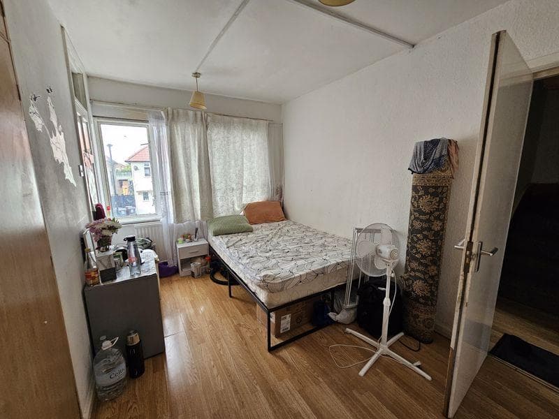 St. Leonards Gardens, Hounslow, TW5 - Image 2