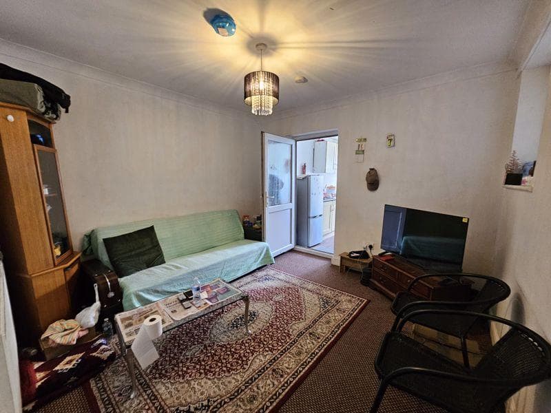 St. Leonards Gardens, Hounslow, TW5 - Image 3