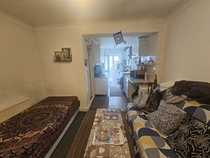 St. Leonards Gardens, Hounslow, TW5 - Image 5