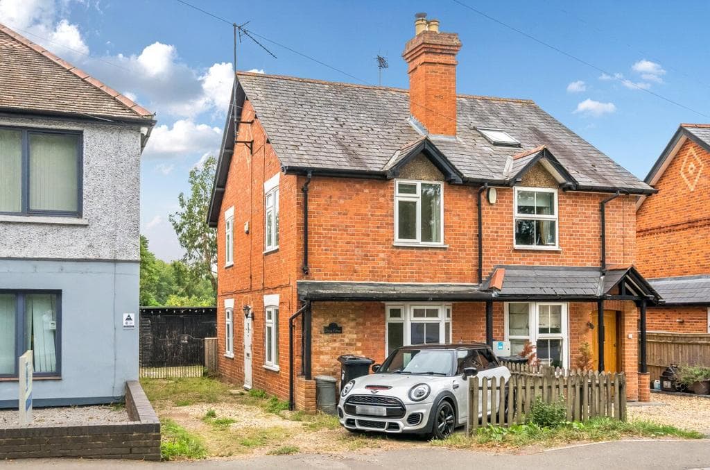 Reading Road, Eversley, Hook - Image 1