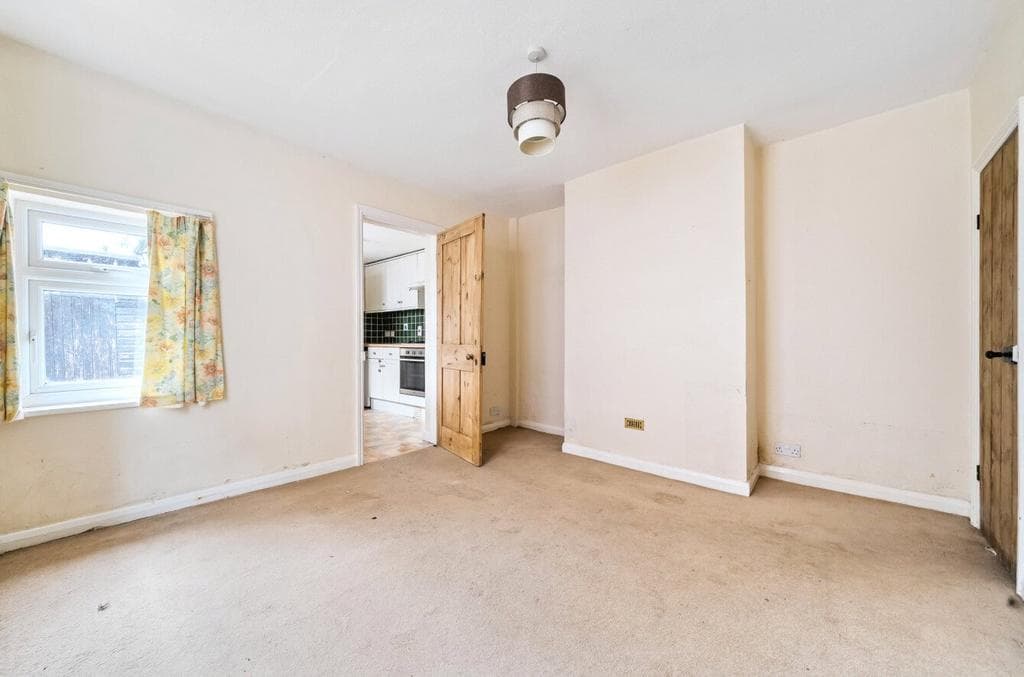 Reading Road, Eversley, Hook - Image 4