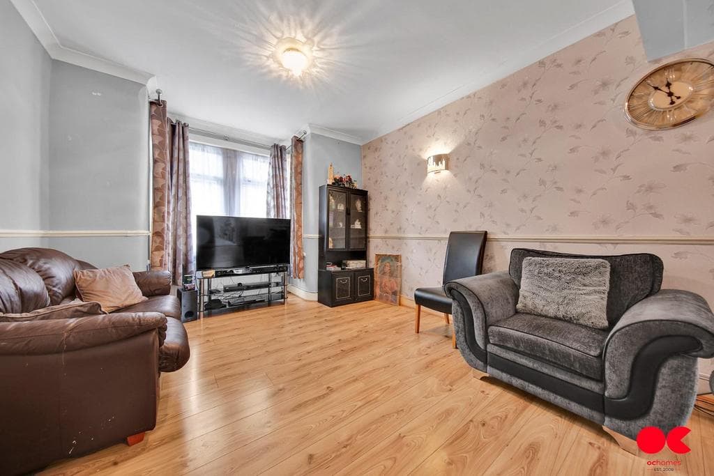 Streatfeild Avenue, East Ham E6 - Image 2
