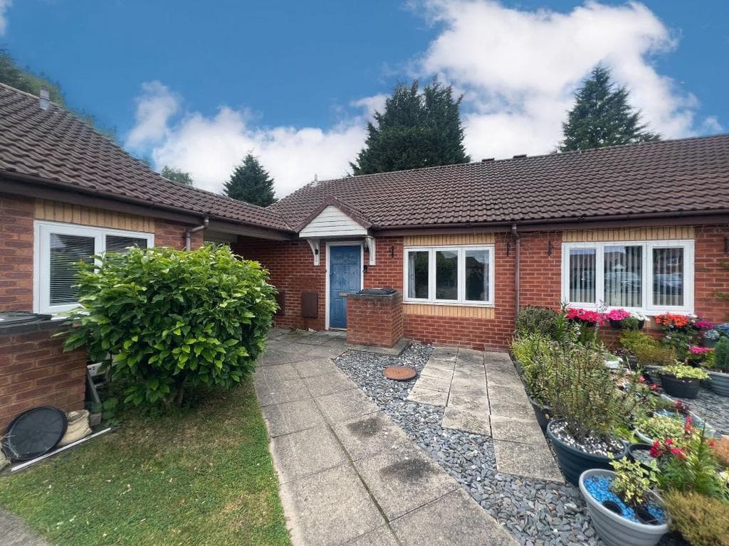 View property at 10 Shaftsbury Close, Bilston, WV14 7QZ