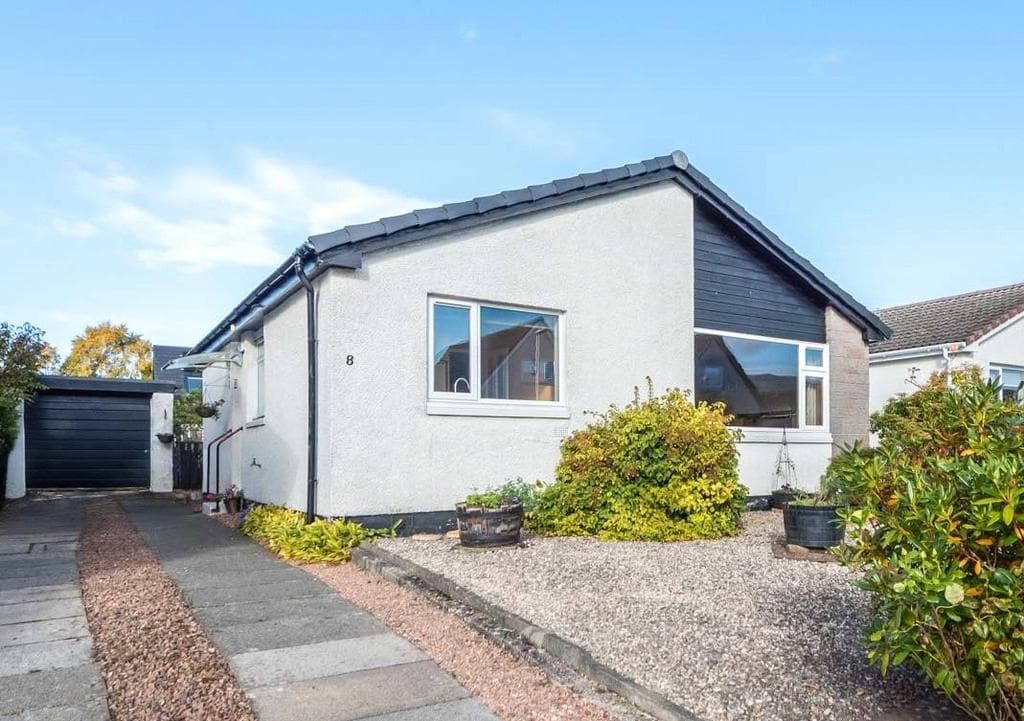 View property at 8 Chisholm Avenue, Causewayhead, FK9