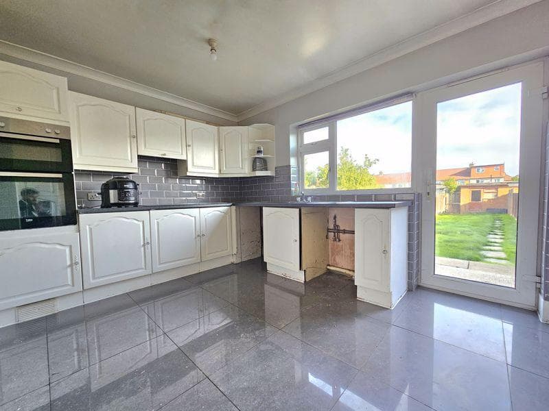 Oakleigh Road, Uxbridge, UB10 - Image 2