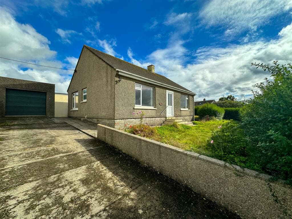 Bungalow with Large Garden, Porthleven - Image 1