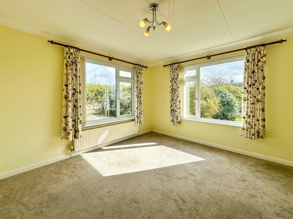 Bungalow with Large Garden, Porthleven - Image 2