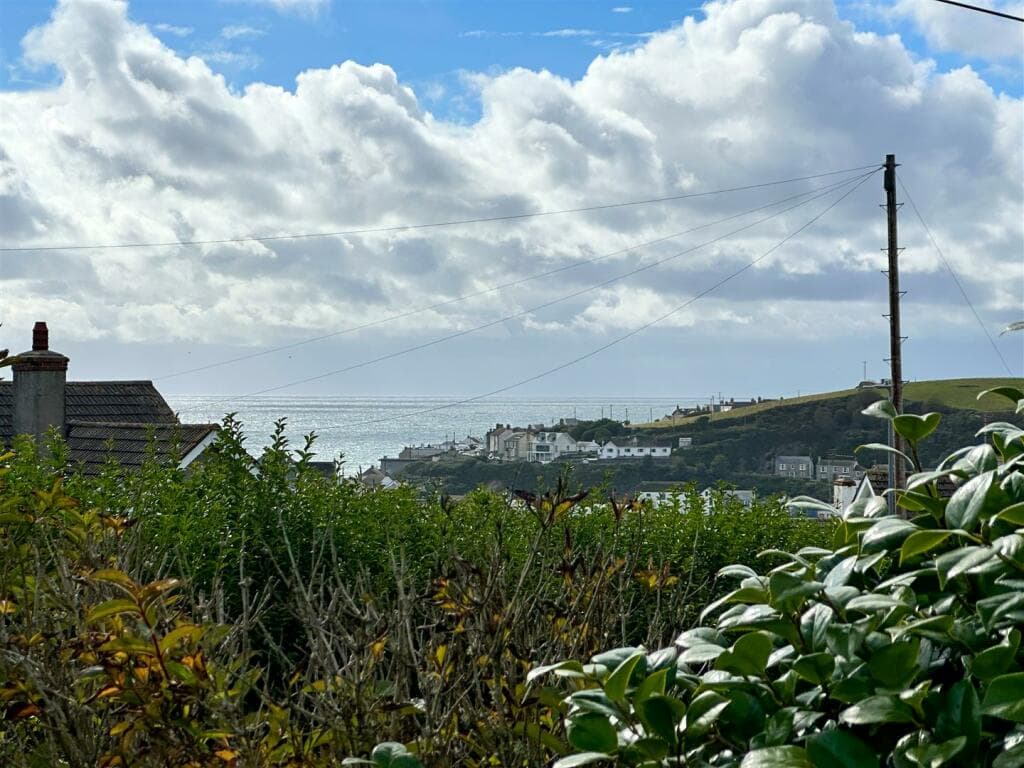 Bungalow with Large Garden, Porthleven - Image 3