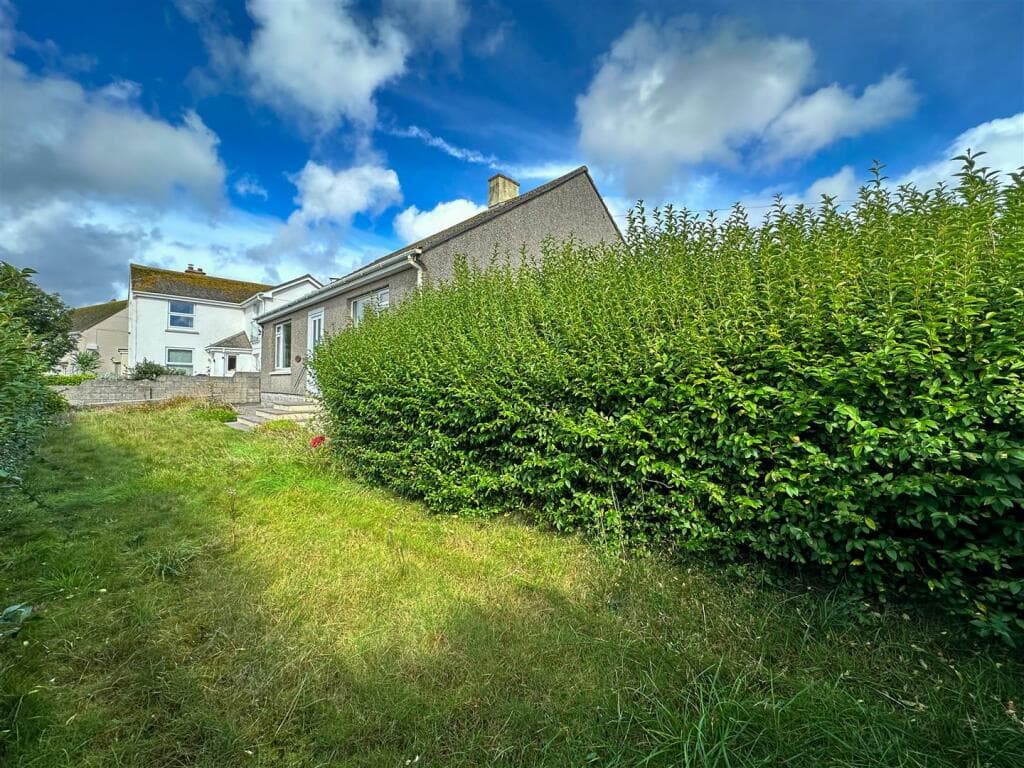 Bungalow with Large Garden, Porthleven - Image 9