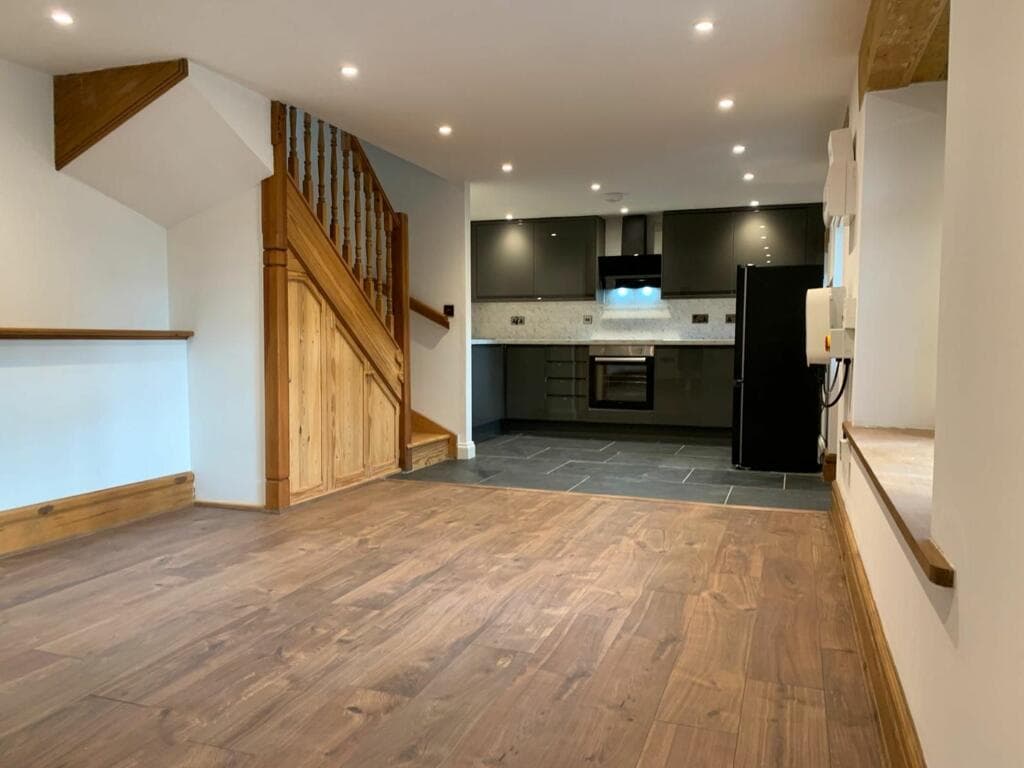 Sunbury, The Barn. - Image 4