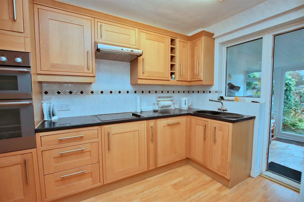 View property at Kenilworth Drive, Borehamwood