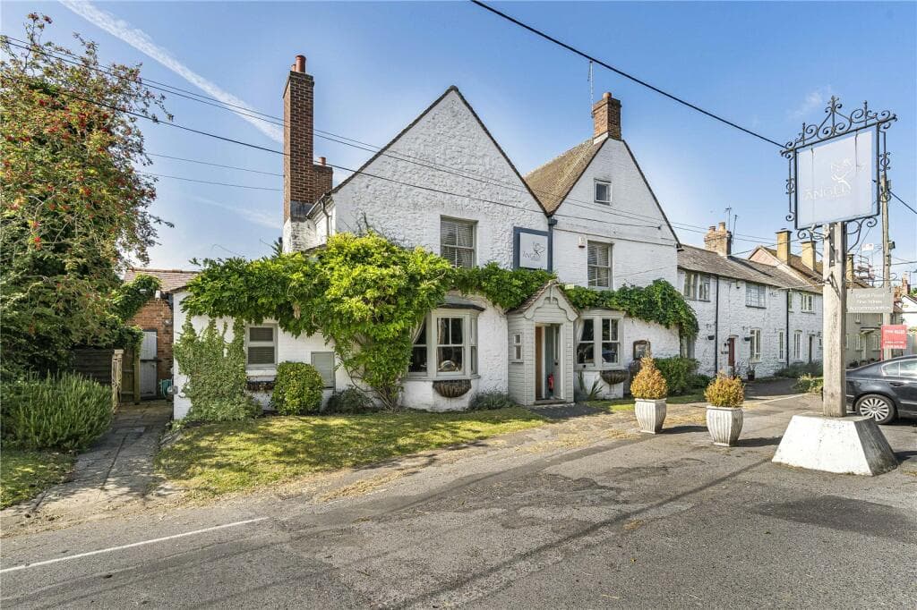 Long Crendon, Buckinghamshire - Image 1