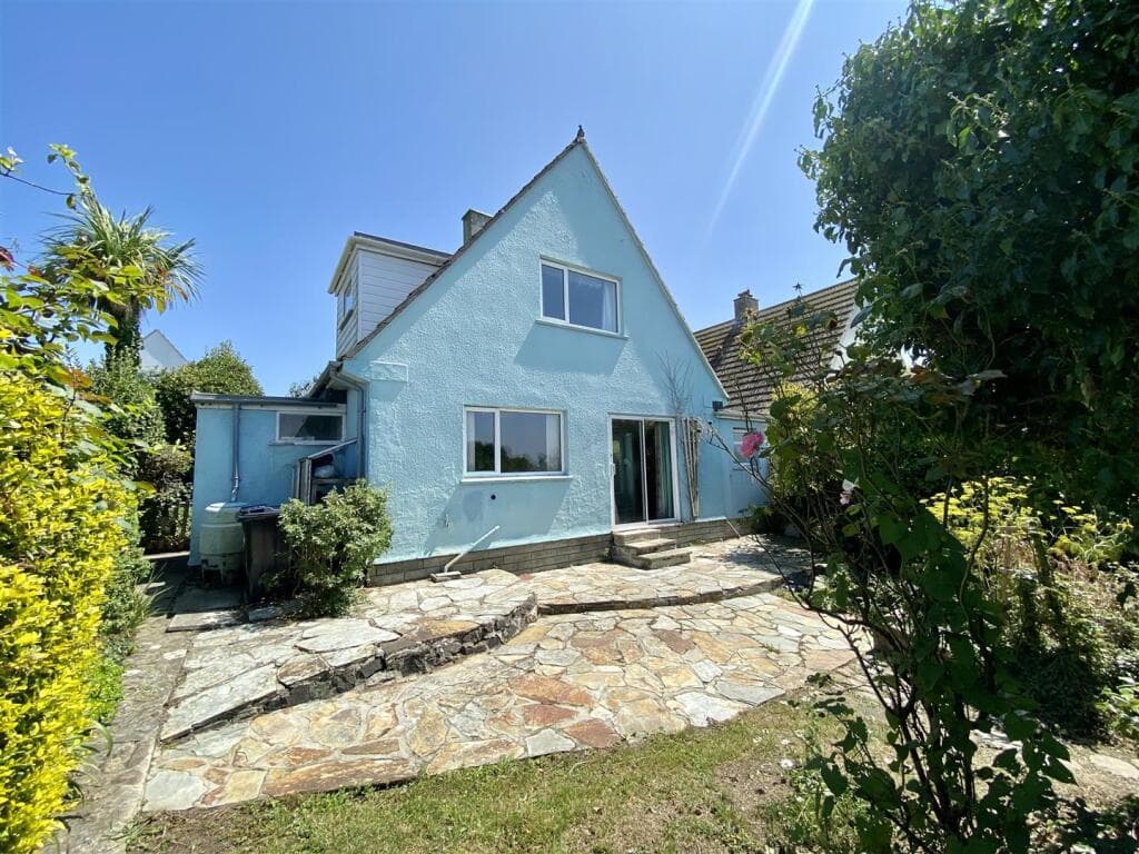 Link detached family home with great potential, Porthleven - Image 1