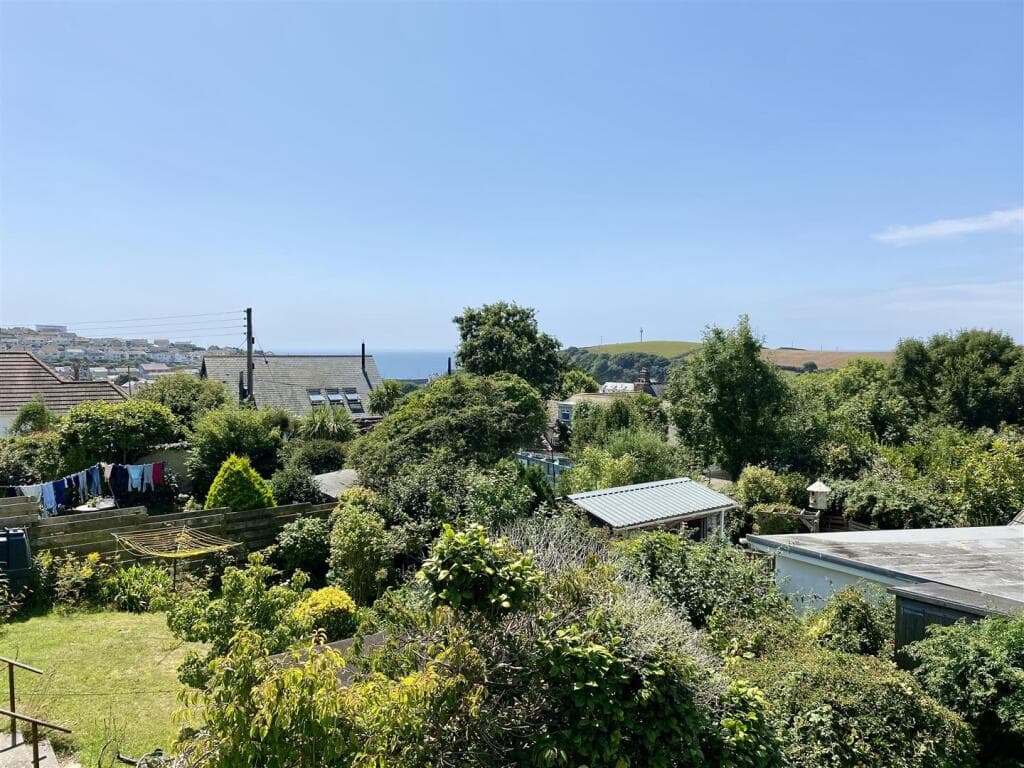 Link detached family home with great potential, Porthleven - Image 2