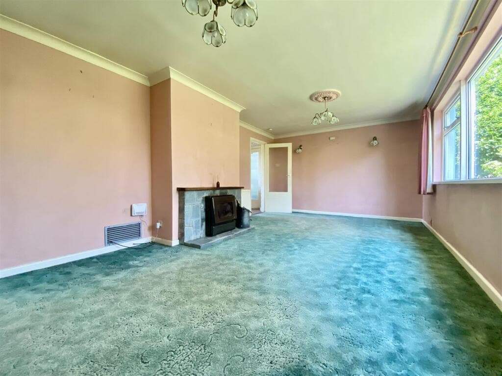 Link detached family home with great potential, Porthleven - Image 4