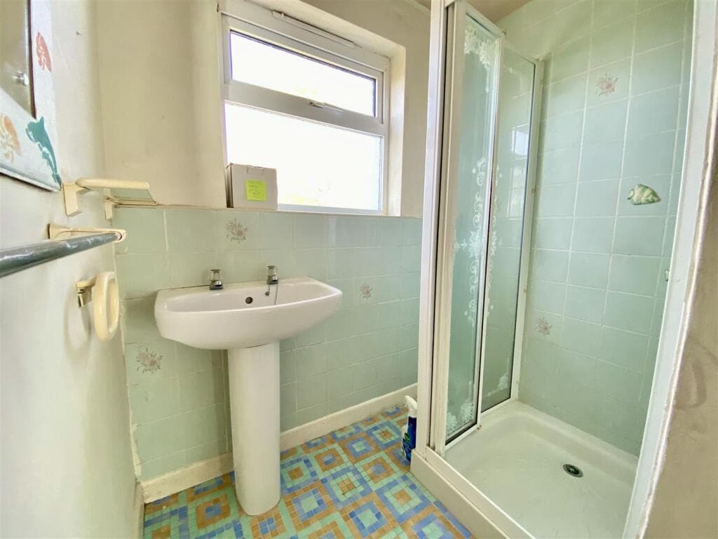 Link detached family home with great potential, Porthleven - Image 9