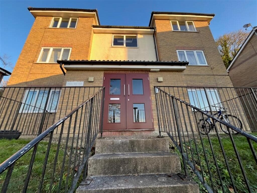 Lingfield Close, High Wycombe - Image 1