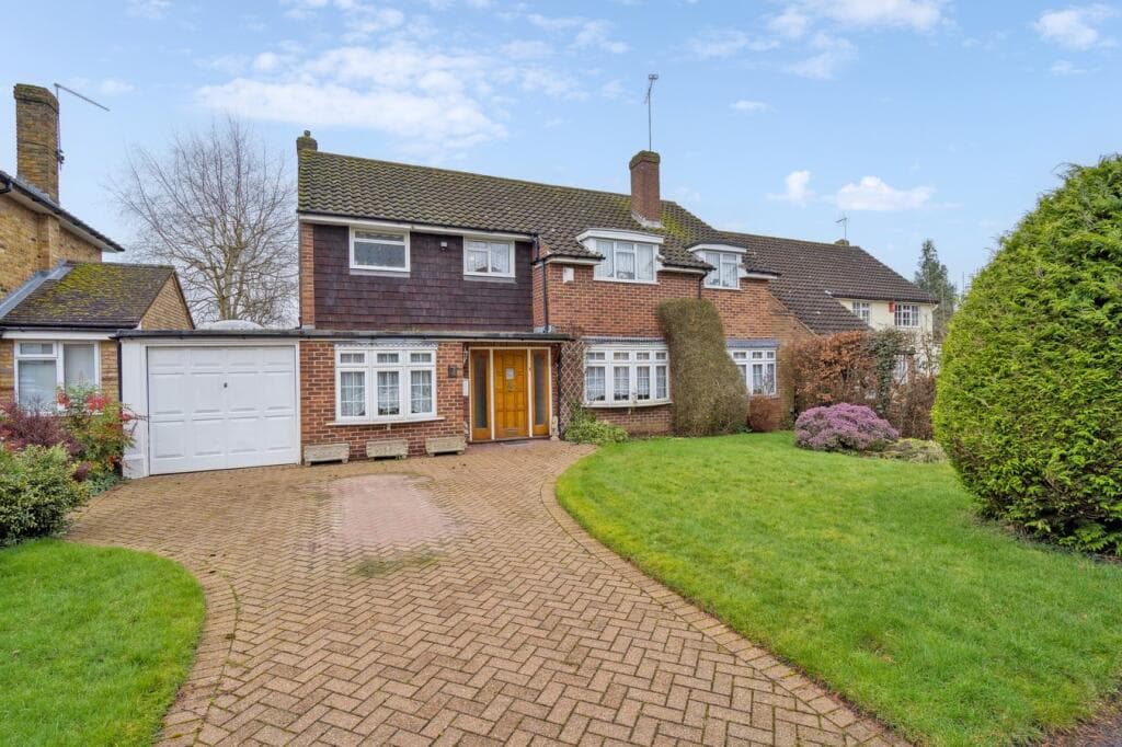 View property at Holly Close, Farnham Common, SL2