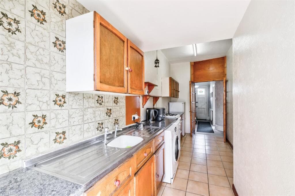 Clavering Road, Aldersbrook - Image 10