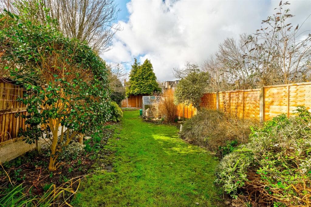 Clavering Road, Aldersbrook - Image 4