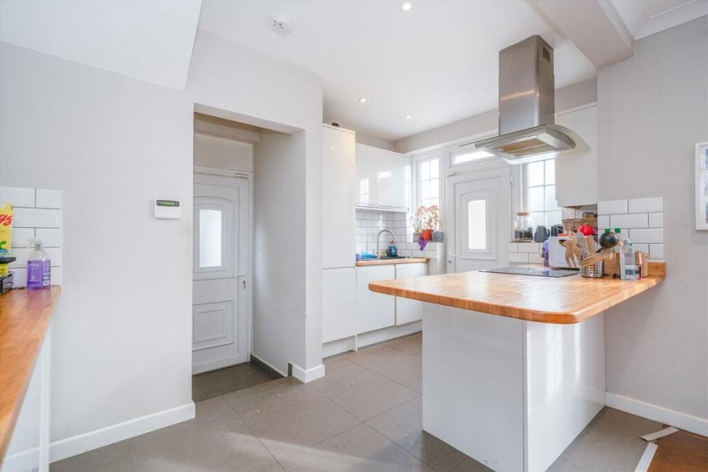 Woodville Road, Barnet - Image 1