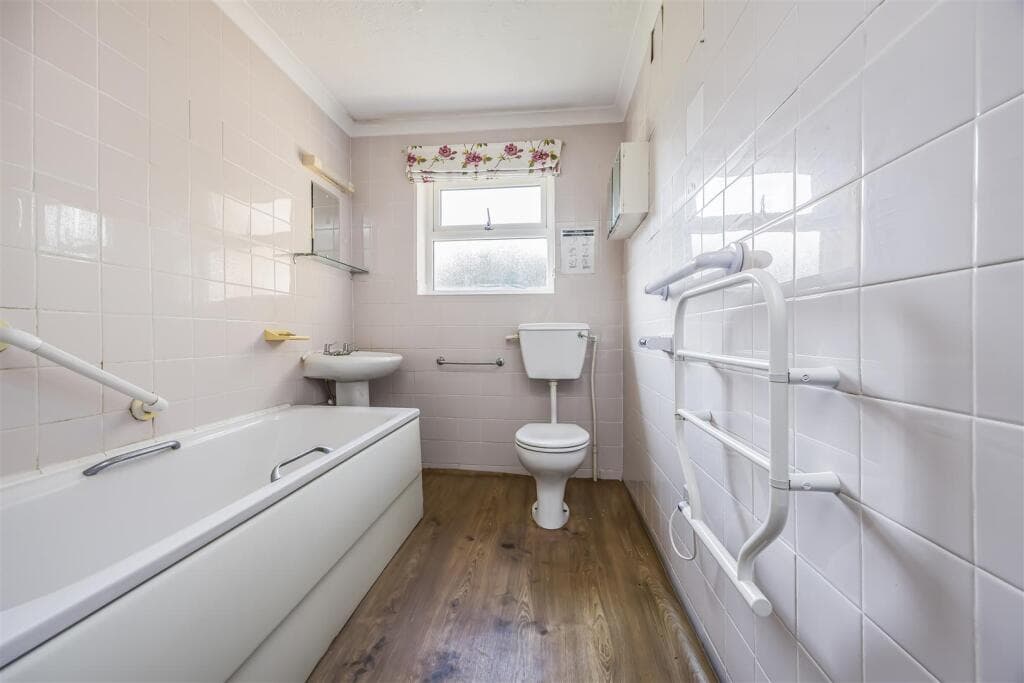 Lindsay Road, Poole - Image 7