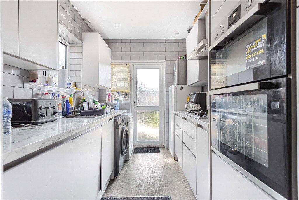 Park Close, Hounslow, TW3 - Image 3