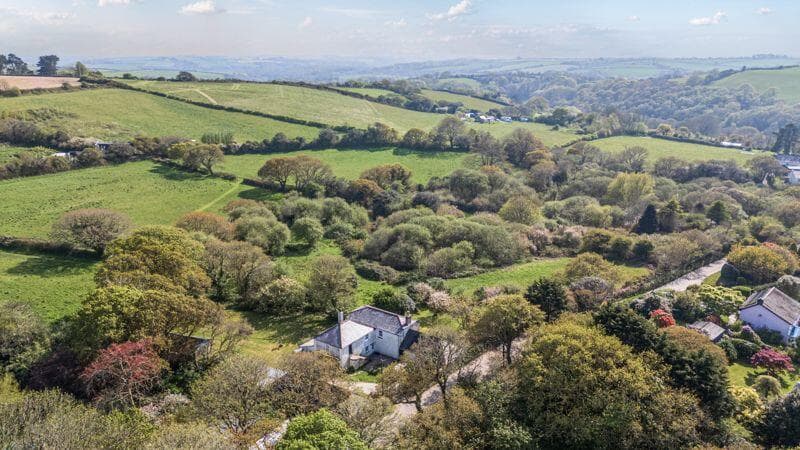 Constantine, Falmouth -Farmhouse with land - Image 1
