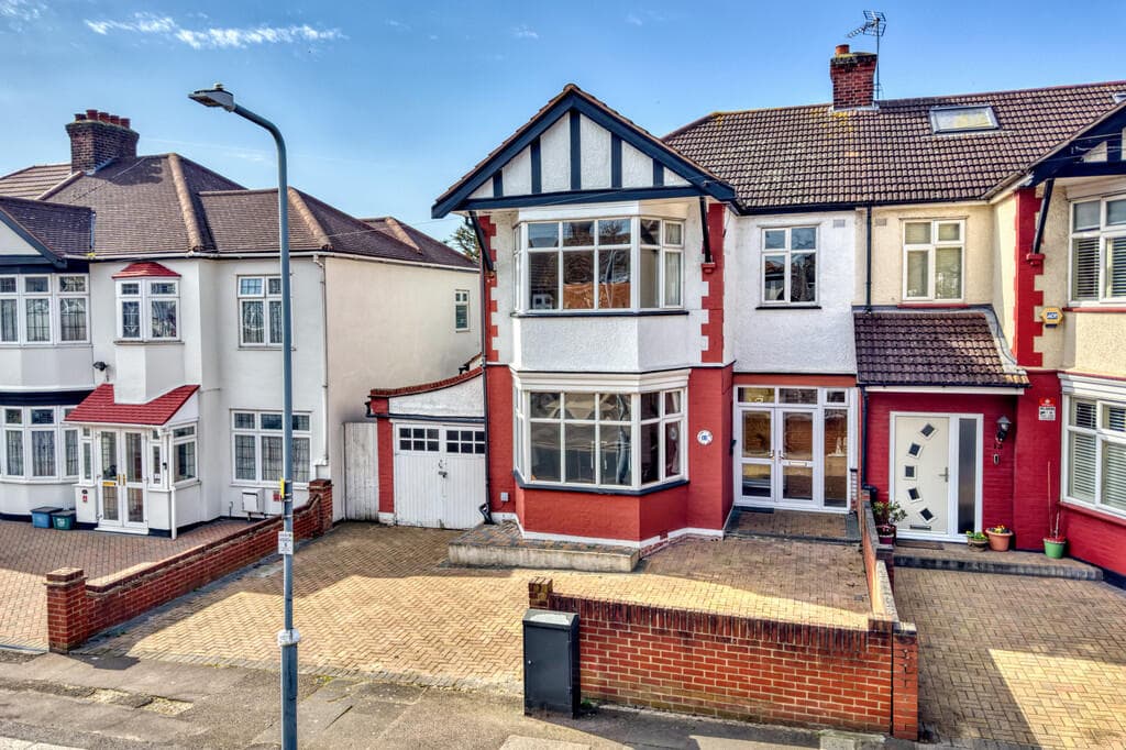 Falmouth Gardens, Redbridge - Image 1