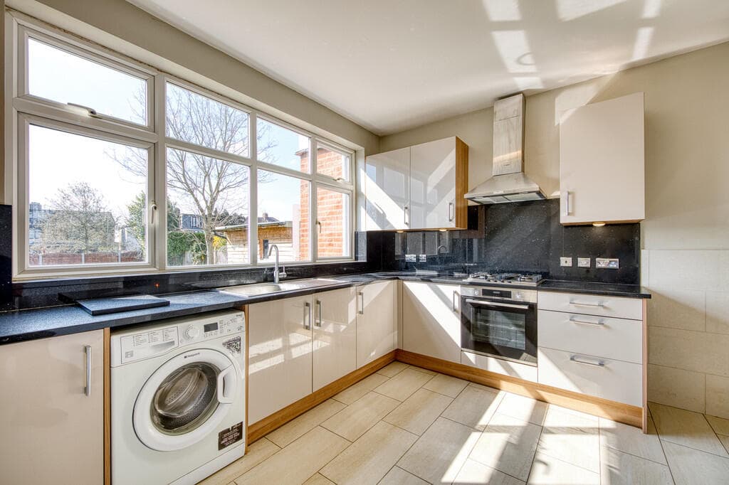 Falmouth Gardens, Redbridge - Image 10