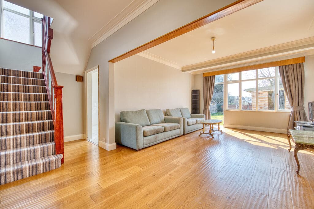 Falmouth Gardens, Redbridge - Image 2