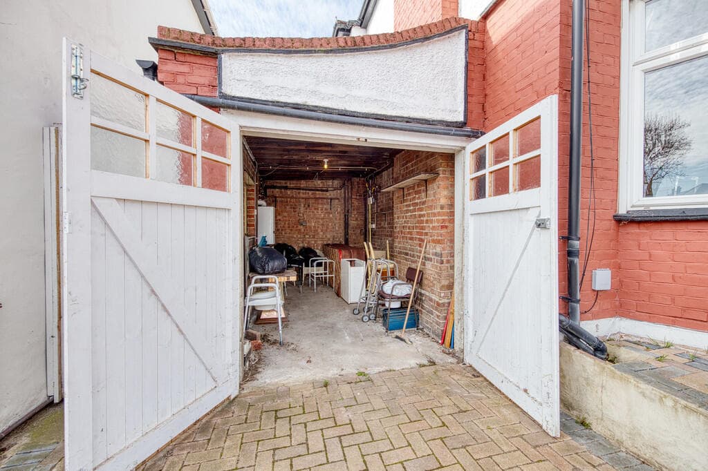 Falmouth Gardens, Redbridge - Image 4