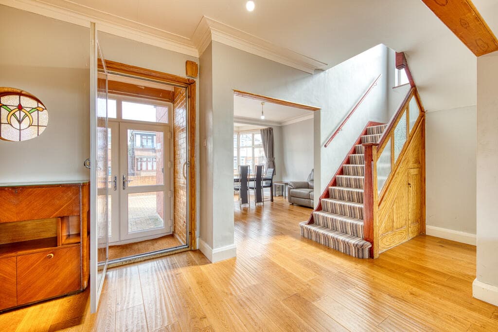 Falmouth Gardens, Redbridge - Image 6