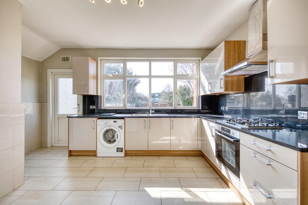 Falmouth Gardens, Redbridge - Image 7