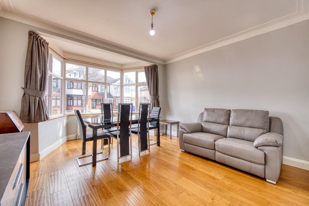 Falmouth Gardens, Redbridge - Image 8